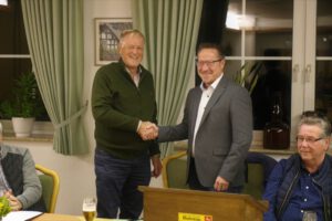 Ortsbürgermeister Thomas Rehme gratuliert dem neuen 1. Vorsitzenden Siegfried Pöttker zur Wahl