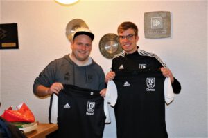 Manuel Höppke und Christoph Bockrath mit ihren neuen Shirts